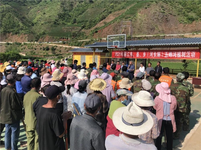 丽江市县乡三级河长开展美丽河湖建设五郎河堤岸绿化活动.jpg