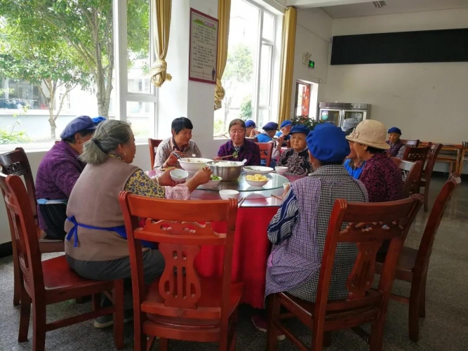 古城区忠义东村创办丽江市首家免费食堂 老人们吃上了免费午餐02.jpg