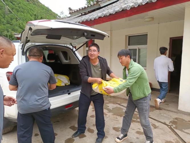 “云南最美政法干警”网络点赞活动进行中，请为丽江民警陈宗华点赞5.jpg