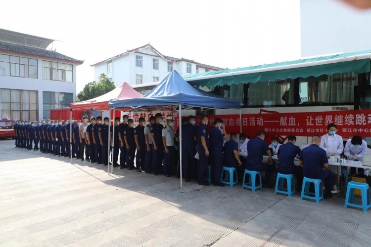 挽袖奉献 无偿献血，贡献“火焰蓝”力量1.jpg