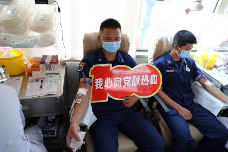 挽袖奉献 无偿献血，贡献“火焰蓝”力量5.jpg