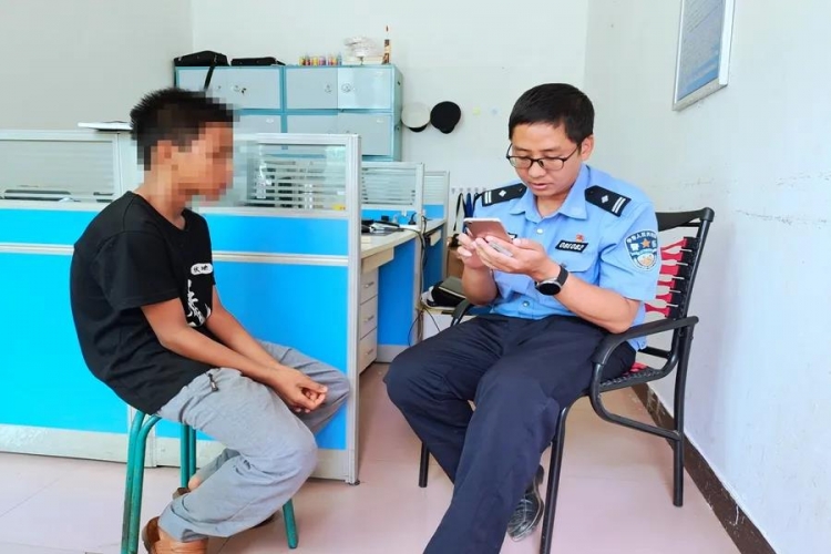 华坪13岁男孩玩手机游戏充值3千多元 妈妈慌了.jpg