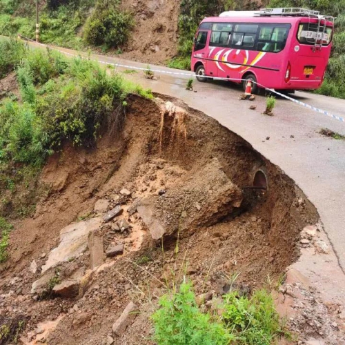 去水印  永胜县程海镇哨丫口路段处因雨水冲刷致路基坍塌，道路仅能半幅通行.jpg