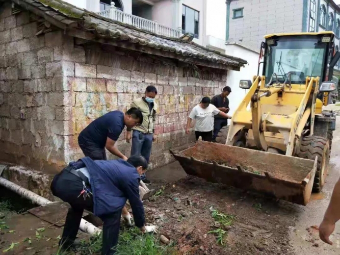 永胜县程海镇开展垃圾及“五堆”清理行动提升农村人居环境.jpg