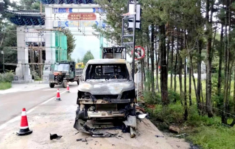丽江白沙一面包车起火，烧得只剩骨架！所幸未造成人员伤亡.jpg