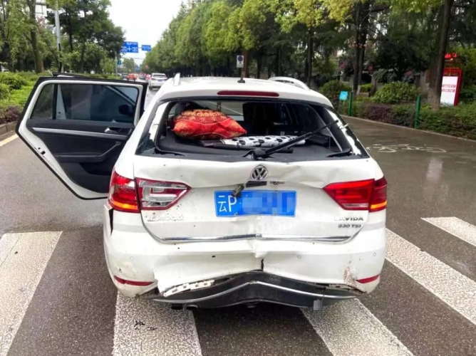 丽江一轿车礼让行人却被被追尾.jpg