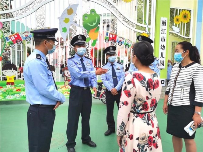 开学第一天，全市6名公安局长、66名派出所长化身“护学民警”.jpg