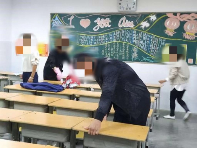 教室卫生到底该由谁来打扫？丽江竟然有家长被学校叫去打扫卫生！ (7).jpg