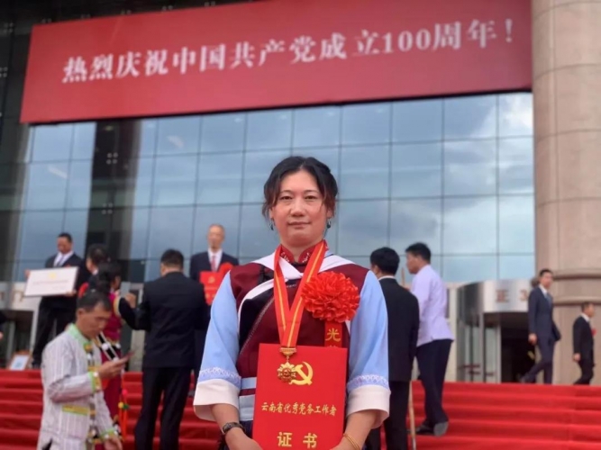 这位纳西族妇女作为少数民族基层党员代表，参加了第六届全国少数民族文艺会演开幕式！.jpg