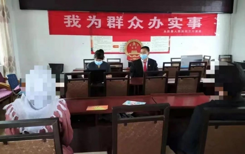 三川法庭干警深入偏远山区提供上门办案服务。.jpg