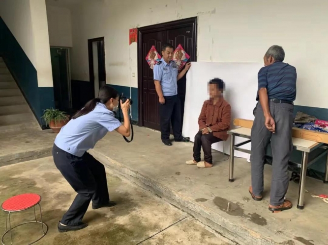 民警心系百姓 上门为聋哑人士办理身份证.jpg