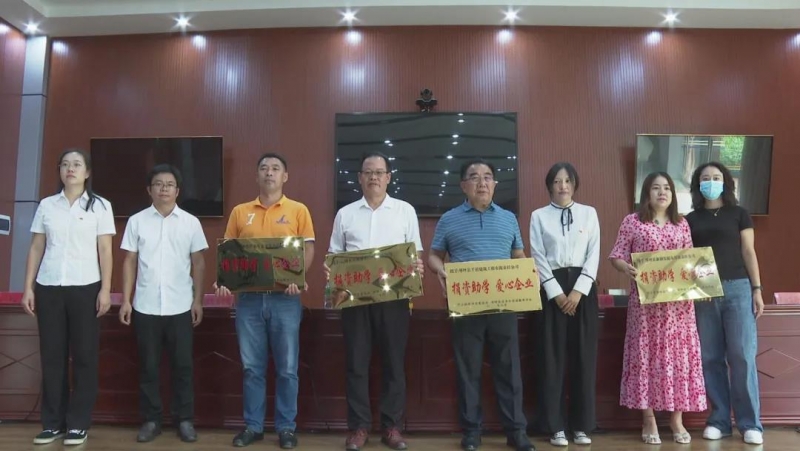华坪县发放2021年希望工程“爱心圆梦大学” 公益助学金.jpg