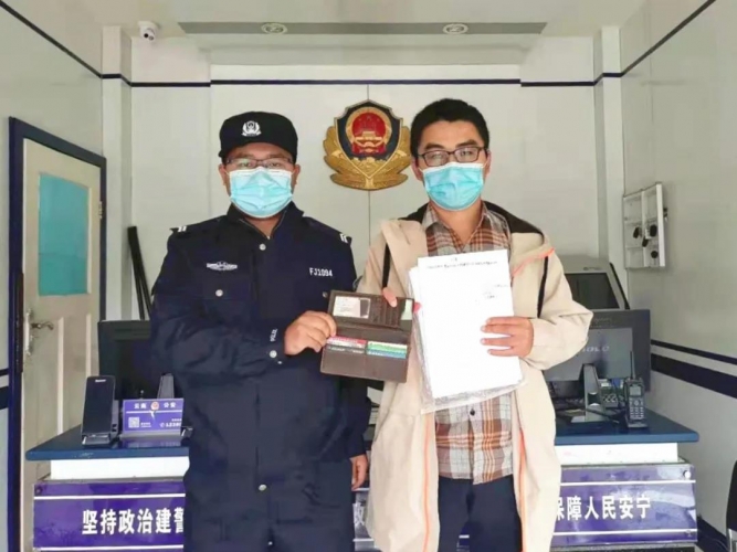 捡钱包！民警及时归还失主.jpg