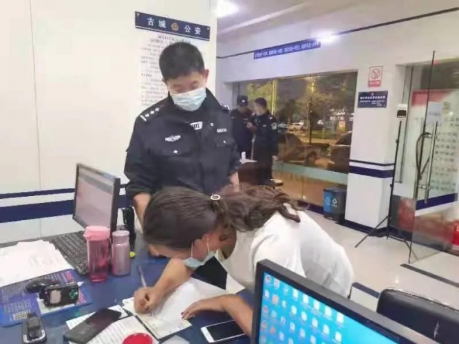 捡手机！民警及时找到失主.jpg