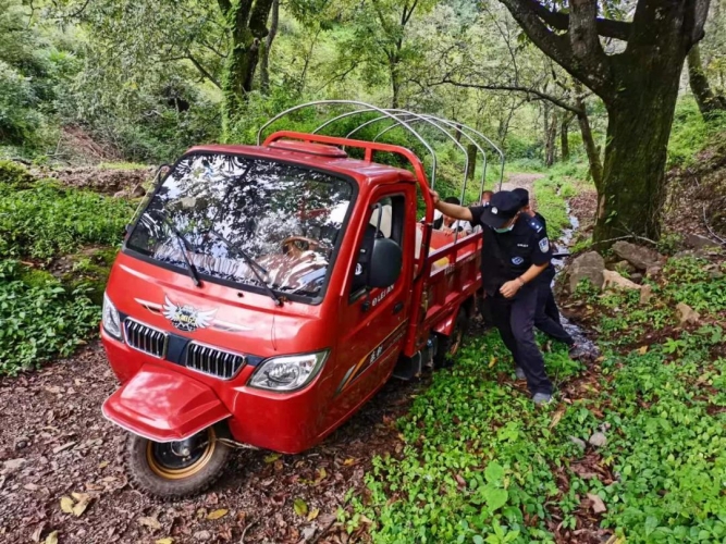 三轮车侧滑掉入排水沟，永胜警方暖心救助.jpg