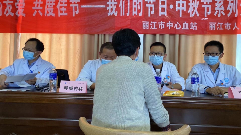丽江市人民医院：健康义诊送到社区  服务群众“零距离” (3).jpg