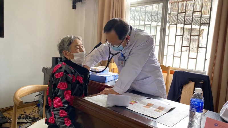 丽江市人民医院：健康义诊送到社区  服务群众“零距离” (4).jpg