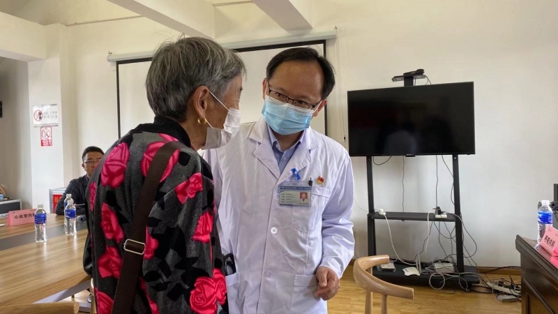 丽江市人民医院：健康义诊送到社区  服务群众“零距离” (6).jpg