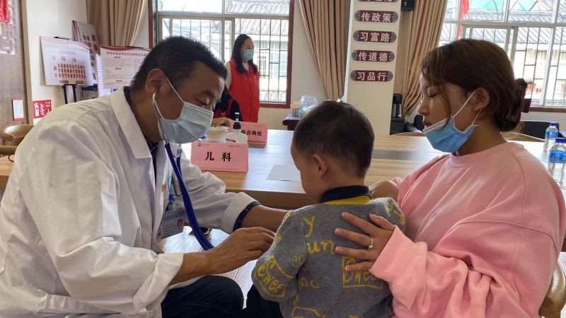 丽江市人民医院：健康义诊送到社区  服务群众“零距离” (7).jpg