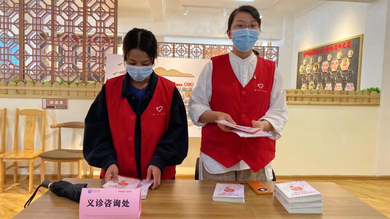 丽江市人民医院：健康义诊送到社区  服务群众“零距离” (8).jpg
