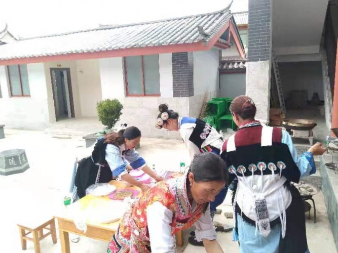 “月饼甜，党员行，人心暖”鲁甸乡鲁甸村开展中秋“月饼暖人心”主题活动3.jpg