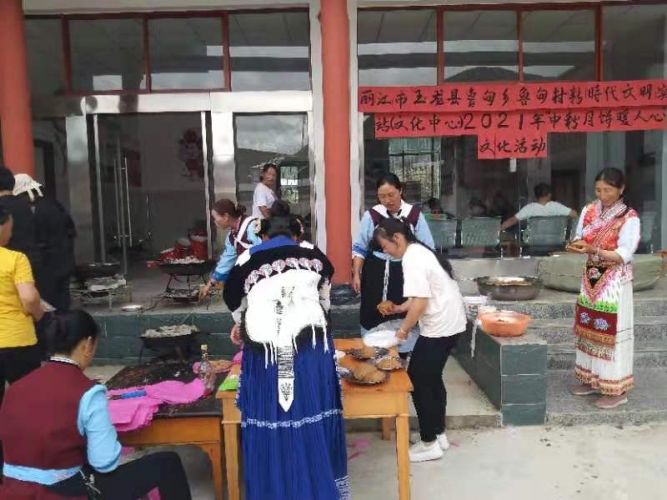 “月饼甜，党员行，人心暖”鲁甸乡鲁甸村开展中秋“月饼暖人心”主题活动4.jpg