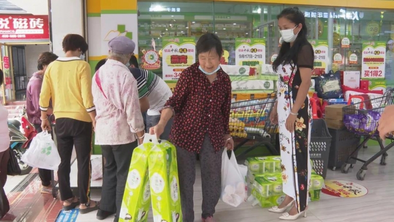 华坪开展“烟头不落地、华坪更美丽”捡拾烟头兑换物品活动 为进一步提升市民文明素质和环保意识，持续推进 ...