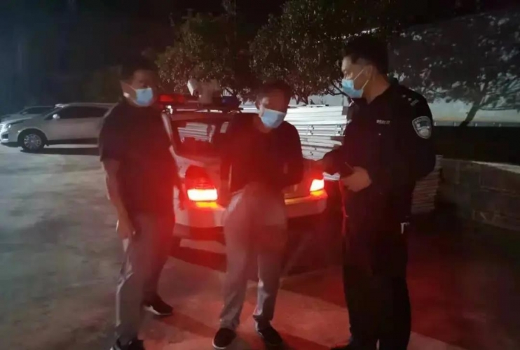 男子赤身流落野外，民警安全送往救助站.jpg