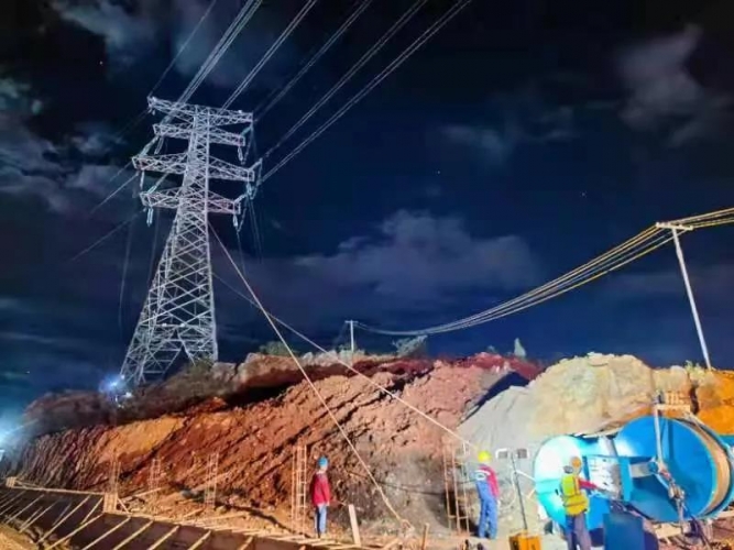 丽江供电局“夜战”三晚，完成了一项高难度跨越架线施工任务 (2).jpg