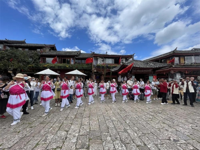 丽江古城举行红歌联唱、民族打跳等活动欢度国庆3.jpg