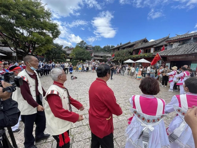 丽江古城举行红歌联唱、民族打跳等活动欢度国庆4.jpg