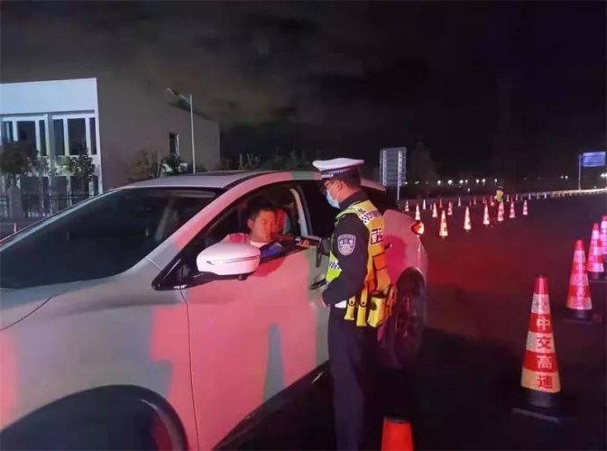 丽江交警广大市民和游客出行保驾护航2.jpg