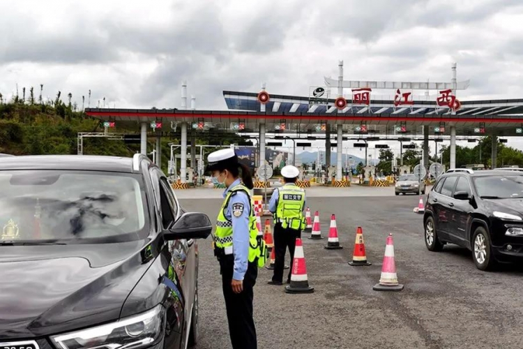 去水印 丽江交警五个再压实全力做好COP15道路交通安保工作3.jpg