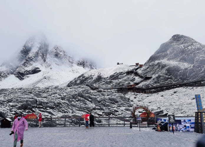 下雪啦下雪啦！丽江玉龙雪山深秋初雪惊喜而至1.jpg