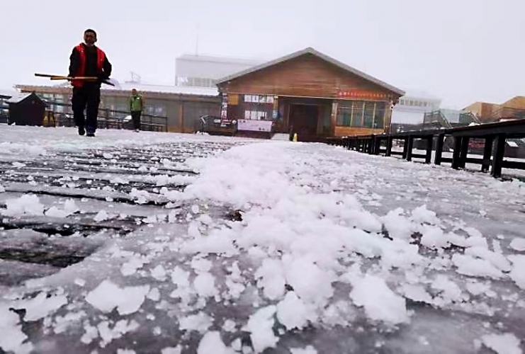 下雪啦下雪啦！丽江玉龙雪山深秋初雪惊喜而至4.jpg