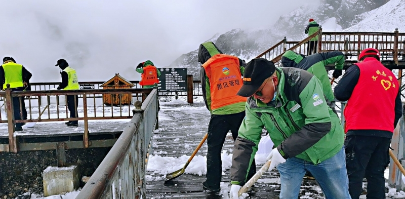 下雪啦下雪啦！丽江玉龙雪山深秋初雪惊喜而至6.jpg