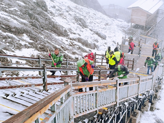 下雪啦下雪啦！丽江玉龙雪山深秋初雪惊喜而至10.jpg