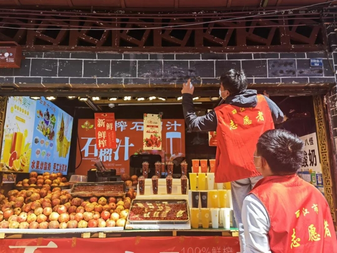 大研街道全面清理城市“牛皮廯”.jpg
