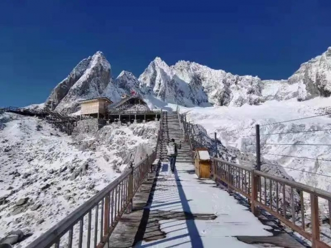玉龙雪山景区落实常态化疫情防控举措，保障游客的生命健康