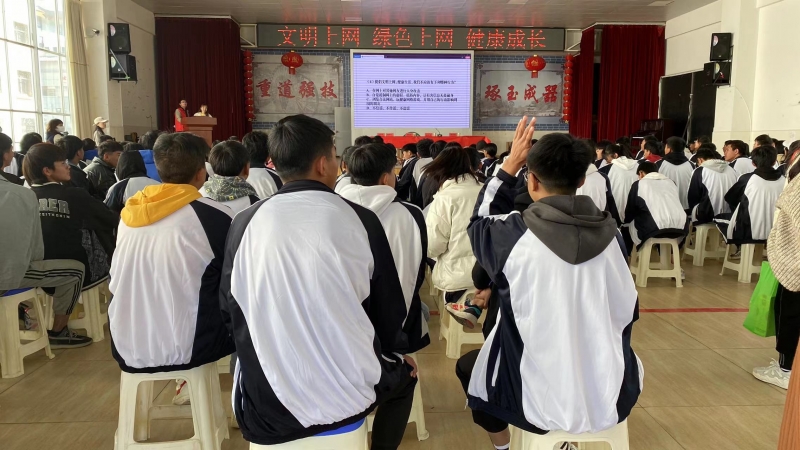 丽江市关爱未成年人文明上网宣传志愿服务活走进古城区职高 (2).jpg