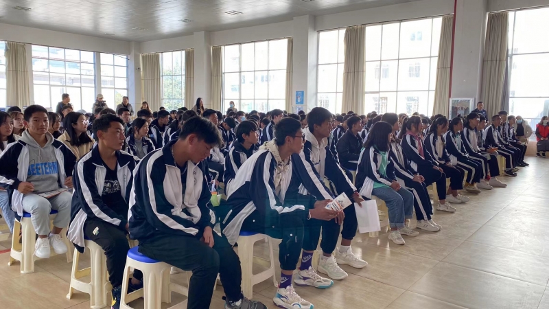 丽江市关爱未成年人文明上网宣传志愿服务活走进古城区职高 (6).jpg