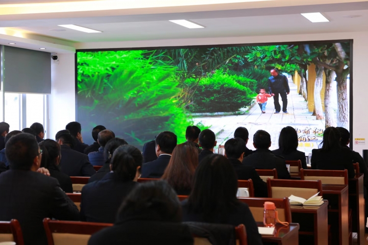 玉龙雪山全体干部职工：以案为鉴  廉洁从业 (1).jpg