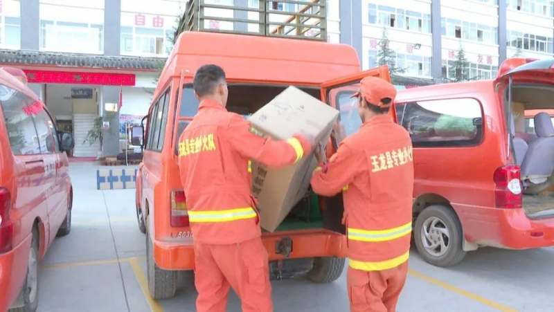 发放森防物资，玉龙县积极备战2022年度森林草原防火攻坚战！
