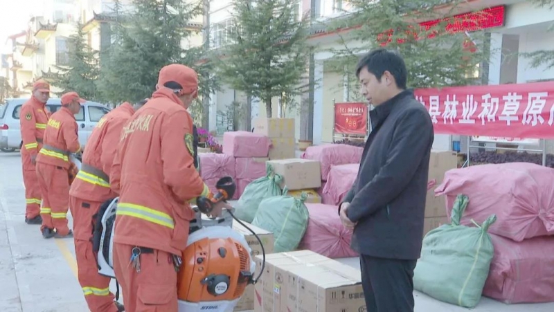 发放森防物资，玉龙县积极备战2022年度森林草原防火攻坚战！