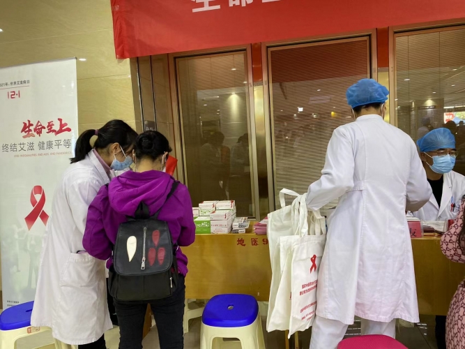 丽江市人民医院开展“世界艾滋病日”主题义诊、宣传活动 (3).jpg