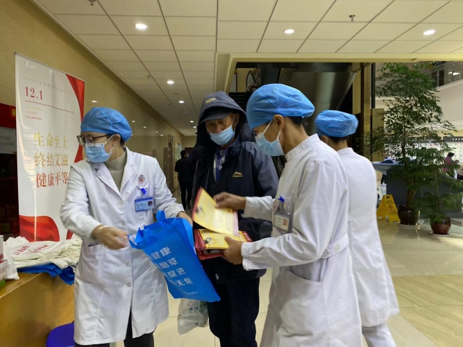 丽江市人民医院开展“世界艾滋病日”主题义诊、宣传活动 (4).jpg