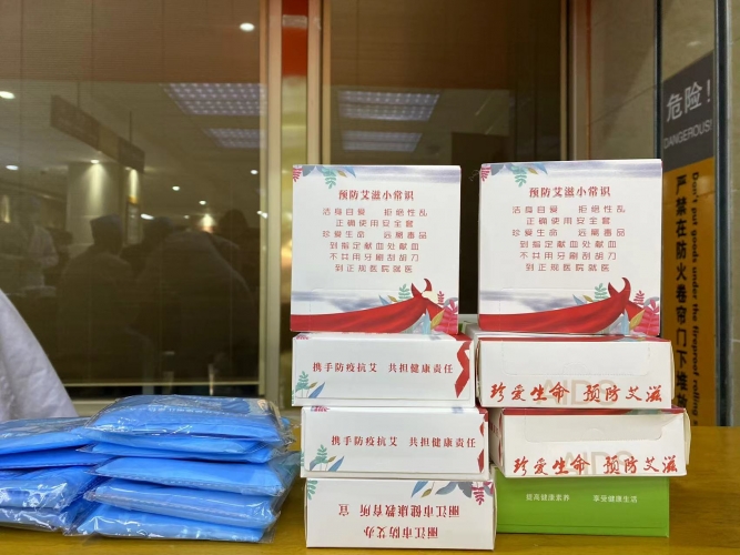 丽江市人民医院开展“世界艾滋病日”主题义诊、宣传活动 (5).jpg