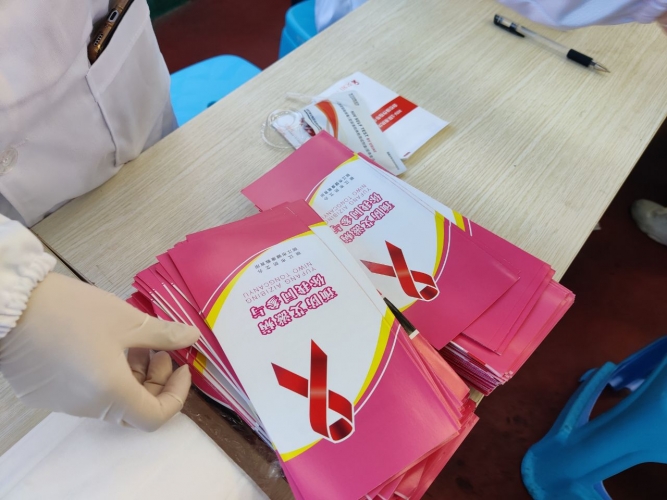 “生命至上、终结艾滋、健康平等” ——丽江市卫健委联合多单位开展世界艾滋病日宣传.jpg