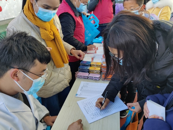 “生命至上、终结艾滋、健康平等” ——丽江市卫健委联合多单位开展世界艾滋病日宣传.jpg