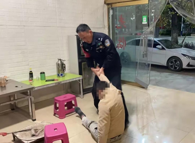 深夜醉酒烧烤摊，永胜民警助其回酒店.jpg